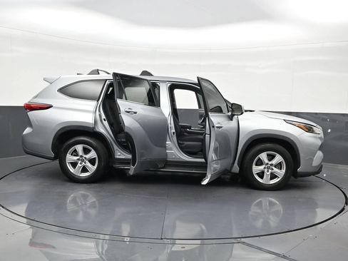 Used 2023 Toyota Highlander LE FWD image 31