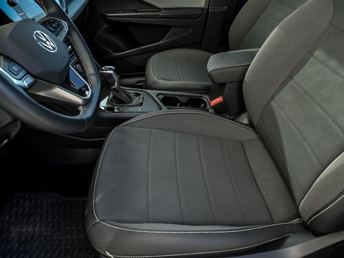 Used 2024 Volkswagen Taos SE w/ Panoramic Sunroof Package FWD image 14