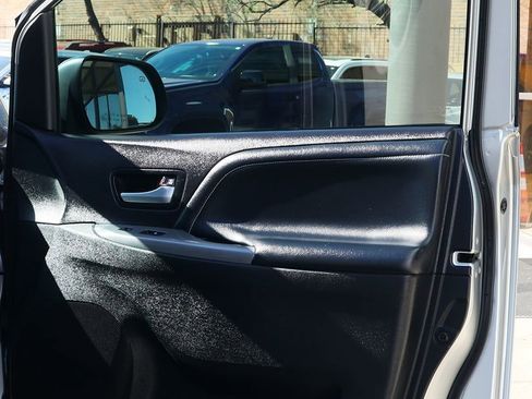 Used 2017 Toyota Sienna SE Premium image 38