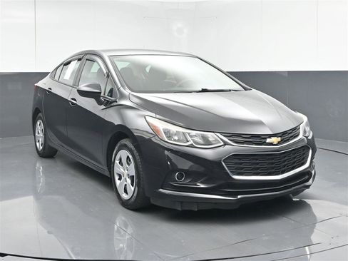 Used 2018 Chevrolet Cruze LS FWD image 1