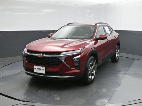 Used 2025 Chevrolet Trax LT image 1