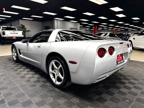 Used 2001 Chevrolet Corvette Coupe w/ Preferred Equipment Group2 image 11