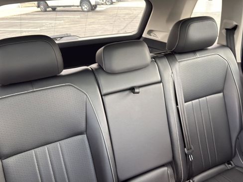 Used 2022 Volkswagen Tiguan SE image 38