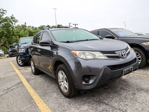 Used 2015 Toyota RAV4 LE FWD image 6