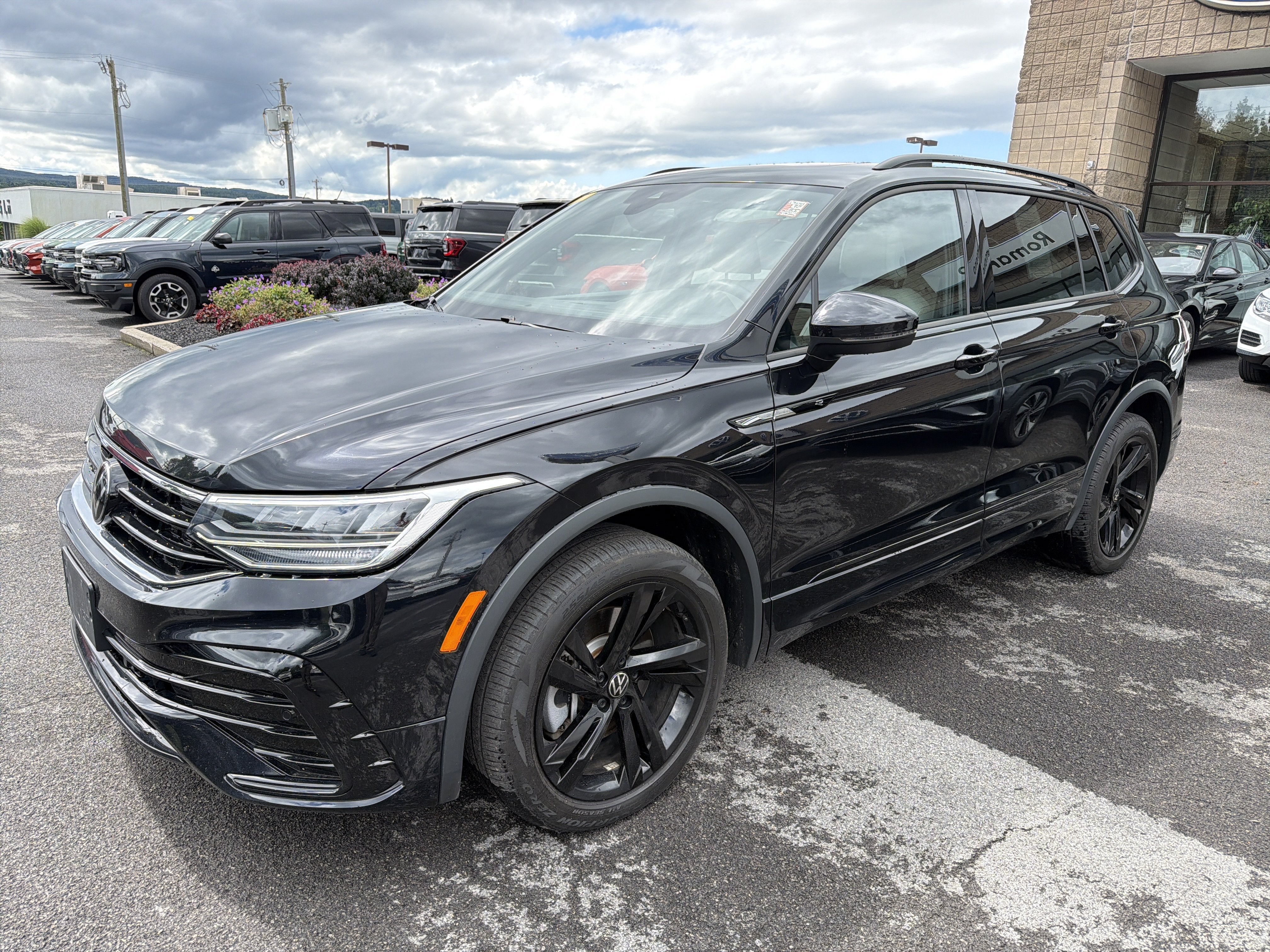 Used 2024 Volkswagen Tiguan SE R-Line AWD/4WD image 4