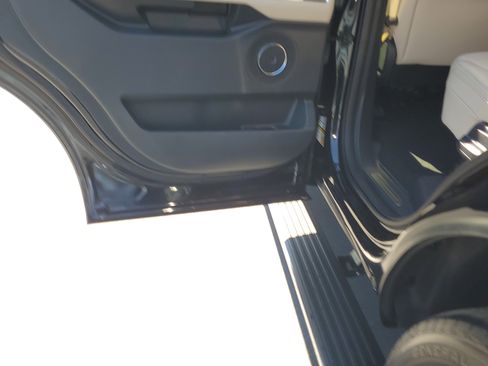 Used 2024 Ford Expedition Platinum image 12