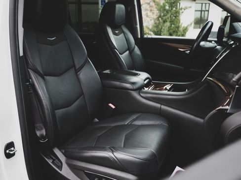 Used 2016 Cadillac Escalade ESV Luxury image 35