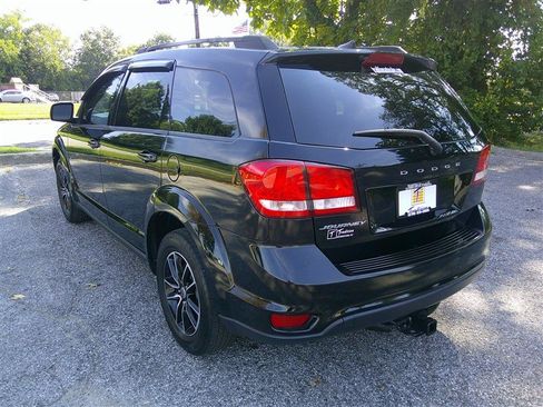 Used 2019 Dodge Journey SE w/ Connectivity Group FWD image 3