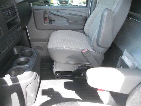 Used 2013 Chevrolet Express 2500 RWD image 18