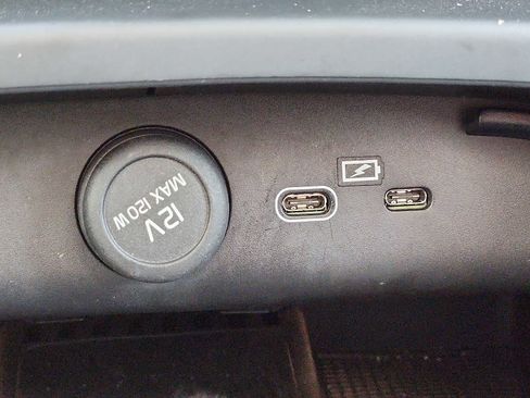 Used 2025 Volvo XC40 B5 Core image 24