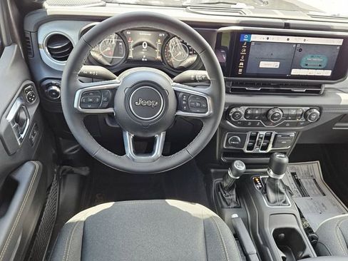 Used 2025 Jeep Wrangler Unlimited Sahara AWD/4WD image 12