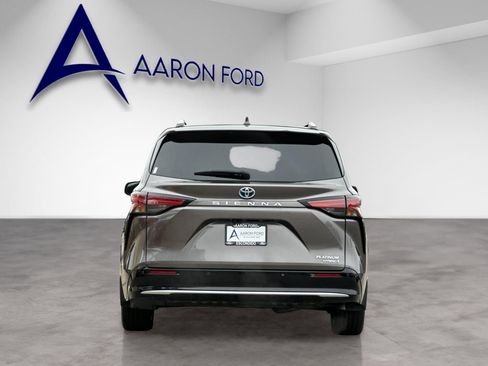 Used 2023 Toyota Sienna Platinum FWD image 5