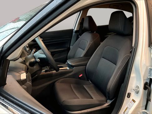 Used 2025 Nissan Altima 2.5 SV FWD image 8