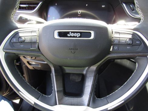 Used 2024 Jeep Grand Cherokee Limited w/ Black Appearance Package image 18