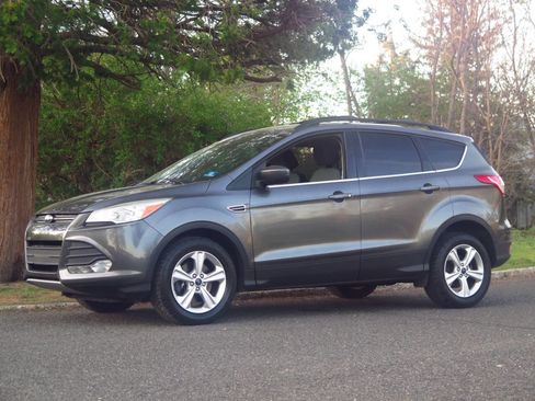 Used 2015 Ford Escape SE w/ Equipment Group 201A image 1