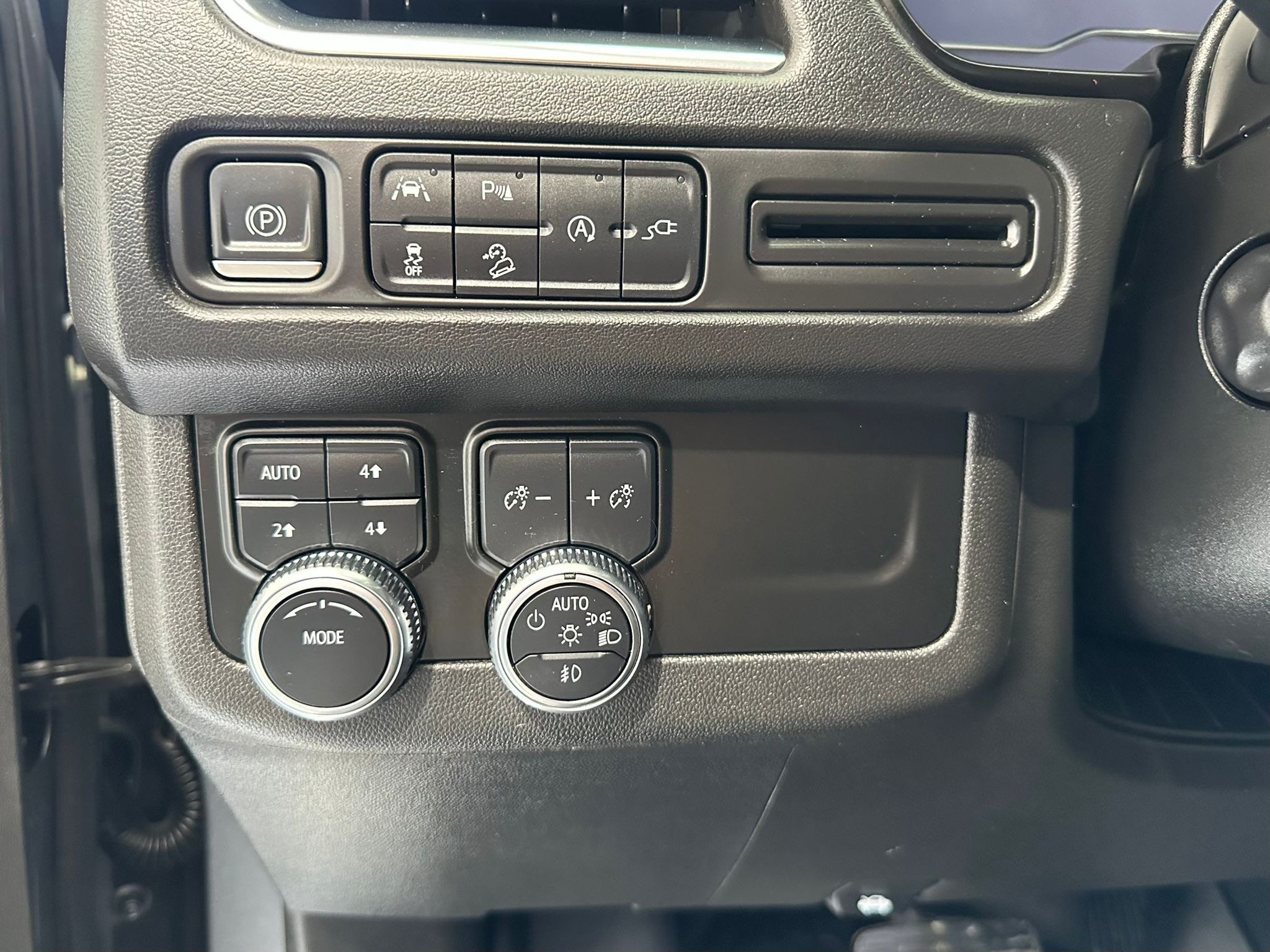 Used 2022 GMC Yukon AT4 AWD/4WD image 25