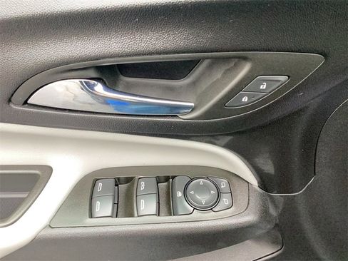 Used 2023 Chevrolet Equinox LT w/ Driver Convenience Package image 12