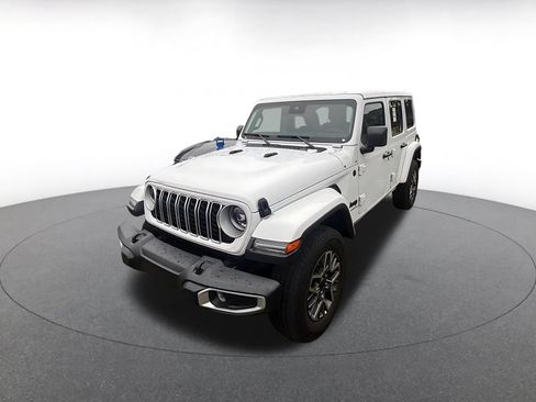 Used 2025 Jeep Wrangler Unlimited Sahara AWD/4WD image 3