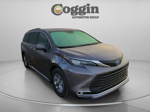 Used 2024 Toyota Sienna XLE image 7