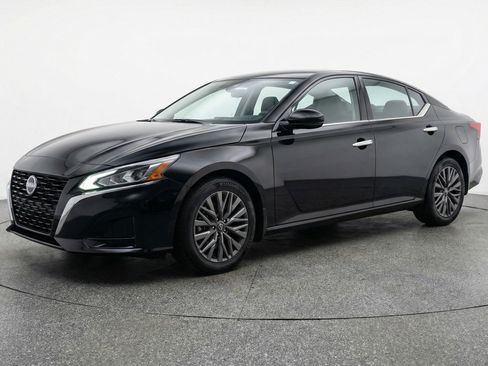 Used 2025 Nissan Altima 2.5 SV image 3