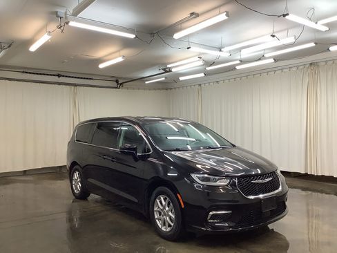 Used 2024 Chrysler Pacifica Touring-L FWD image 4