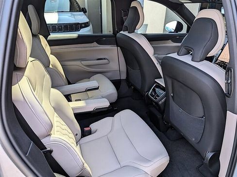 Used 2025 Volvo EX90 Plus AWD/4WD image 30