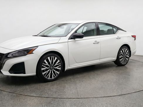 Used 2025 Nissan Altima 2.5 SV FWD image 3