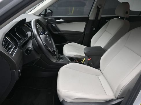 Used 2018 Volkswagen Tiguan SE FWD image 18
