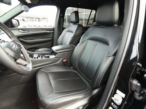 Used 2025 Jeep Grand Cherokee L Limited w/ Black Appearance Package image 25