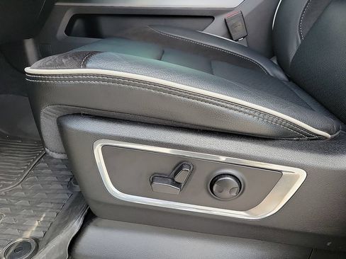 Used 2025 RAM 1500 Laramie AWD/4WD image 12