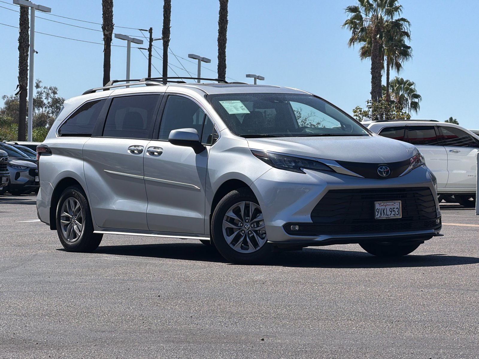 Used 2025 Toyota Sienna XLE w/ XLE Plus Package FWD image 8