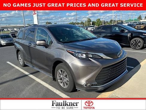 Used 2024 Toyota Sienna XLE AWD/4WD image 2