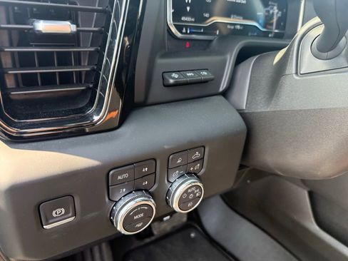 Used 2024 GMC Sierra 2500 AT4 w/ AT4 Premium Plus Package AWD/4WD image 12