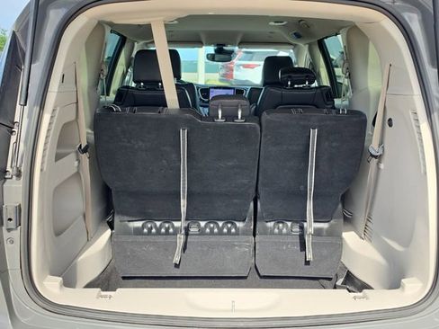 Used 2023 Chrysler Pacifica Touring-L FWD image 6