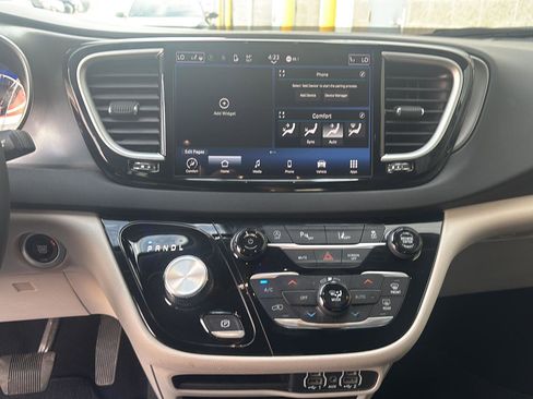 Used 2023 Chrysler Pacifica Touring-L image 14