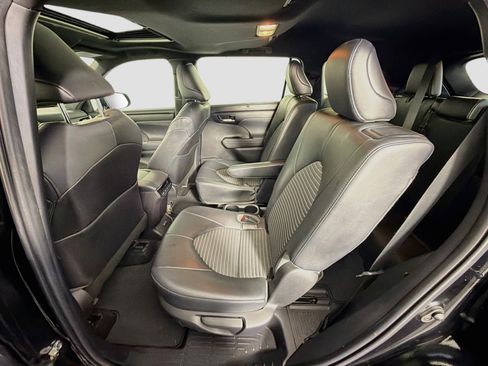 Used 2022 Toyota Highlander XSE FWD image 30