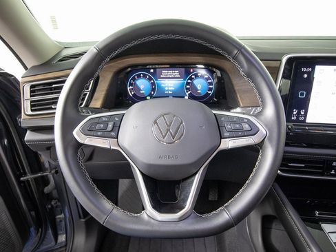 Used 2025 Volkswagen Atlas SE image 17