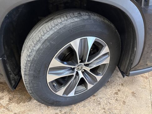 Used 2023 Toyota Highlander XLE image 12