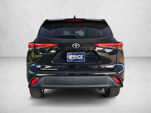 Used 2023 Toyota Highlander L FWD image 6
