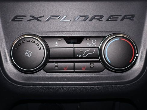 Certified 2025 Ford Explorer Platinum w/ Ultimate Package image 18