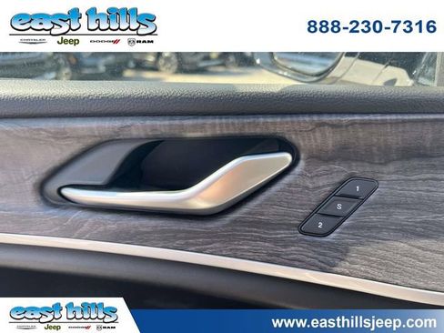 Used 2023 Jeep Grand Cherokee Limited w/ Black Appearance Package image 22