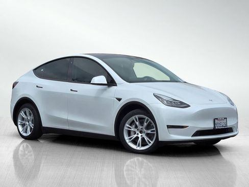 Used 2023 Tesla Model Y Long Range AWD/4WD image 2