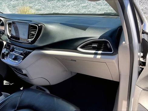 Used 2023 Chrysler Pacifica Touring-L FWD image 16