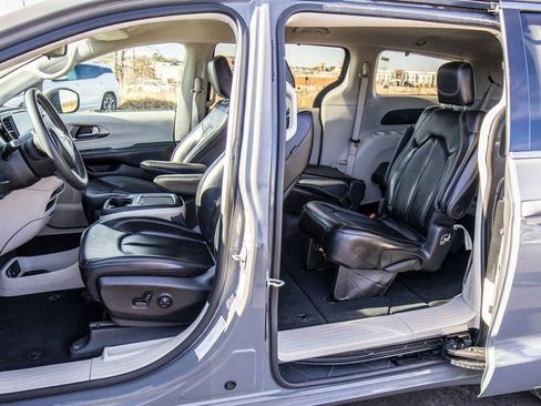 Used 2023 Chrysler Pacifica Touring-L image 21