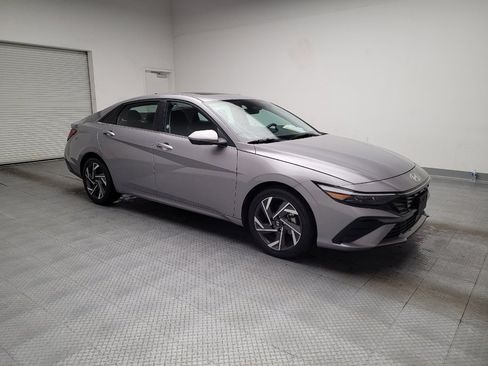 Used 2025 Hyundai Elantra SEL image 11