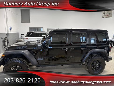 Used 2024 Jeep Wrangler Unlimited image 3