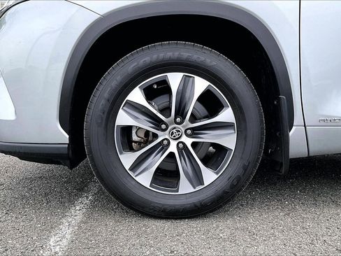 Used 2022 Toyota Highlander XLE AWD/4WD image 9