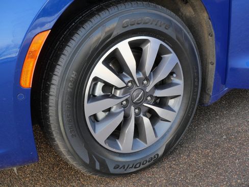 Used 2021 Chrysler Pacifica Touring-L image 15