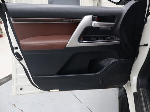 Used 2020 Toyota Land Cruiser image 14