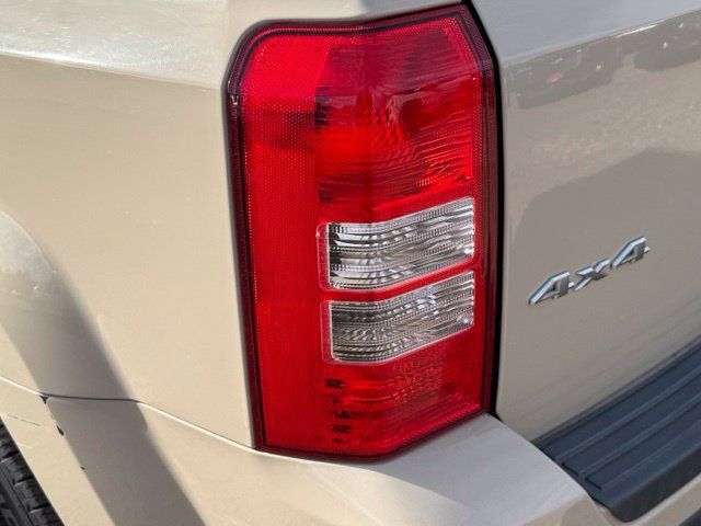 Used 2017 Jeep Patriot Latitude AWD/4WD image 13